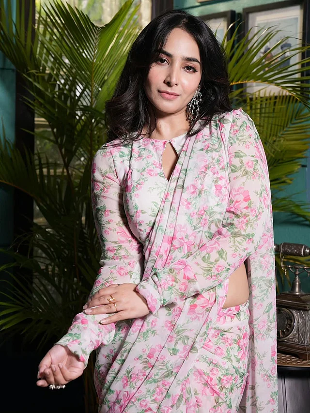 ফ্লোরাল প্রিন্টের আবেদন চিরন্তন। এই লুকে অভিনেত্রী বেছে নিয়েছেন গোলাপি ফুল–সবুজ পাতা প্রিন্টের চোখে আরাম দেওয়া শাড়ি। এর সঙ্গে ম্যাচিং ফুলস্লিভ ব্লাউজ পরেছেন।