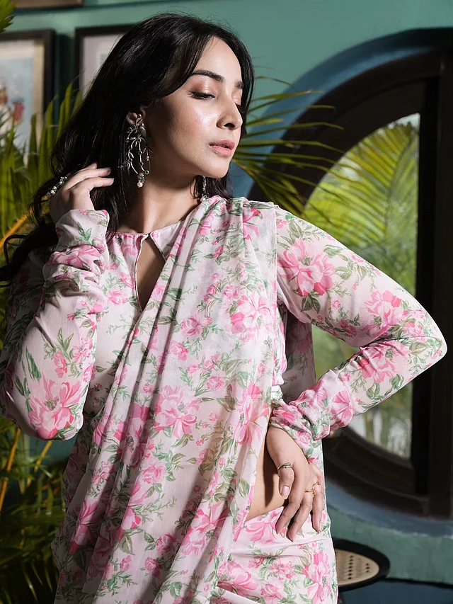 ন্যুড পিঙ্ক টোনের স্নিগ্ধ মেকআপ লুকের সঙ্গে কানে শোভা পাচ্ছে অক্সিডাইসের স্টেটমেন্ট দুল।