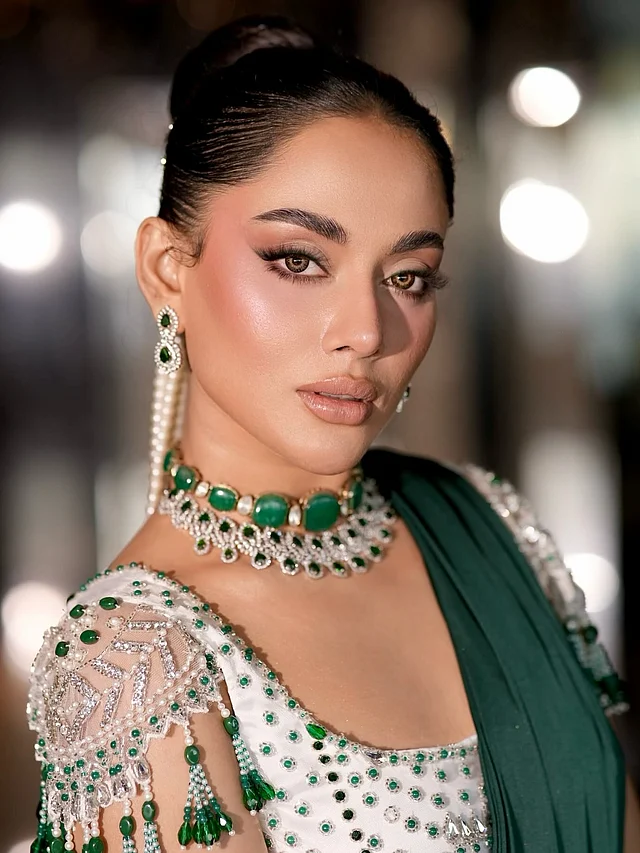 মেকআপের কথা না বললেই নয়। দেশের জনপ্রিয় সৌন্দর্য সদন জাহিদ খান ব্রাইডাল মেকওভারের গ্ল্যামারাস মেকআপে সেজেছেন তমা।