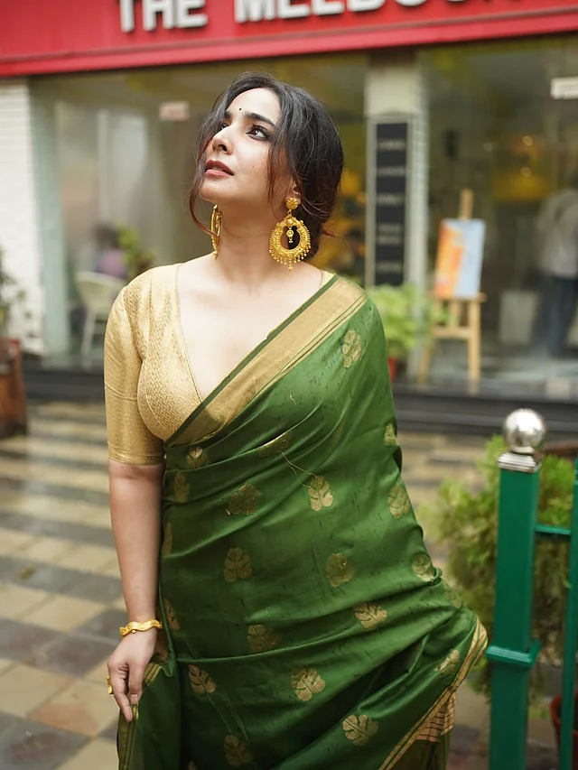 পুরো লুকে অন্য মাত্রা এনেছে নজরকাড়া কানবালা