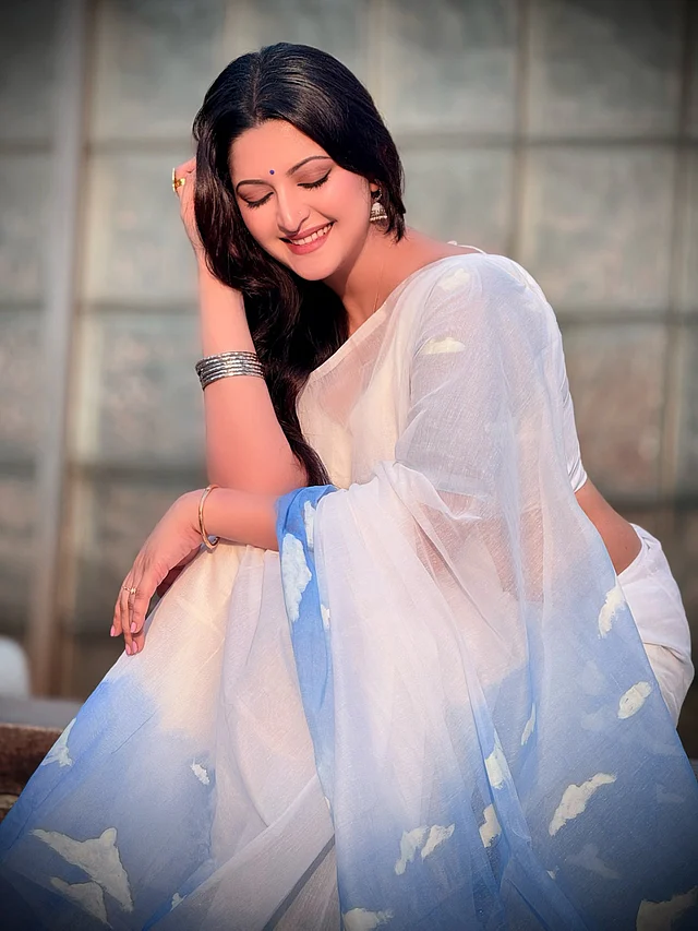 এই সময় নীল আকাশে শিমুল তুলার মতো আনন্দে ভাসতে থাকে সাদা মেঘের খেয়া। পরীর পুরো সাজেই প্রকৃতির এই অপরূপ সৌন্দর্য ফুটে উঠেছে, যেন উপন্যাসের কোনো চরিত্র তিনি।