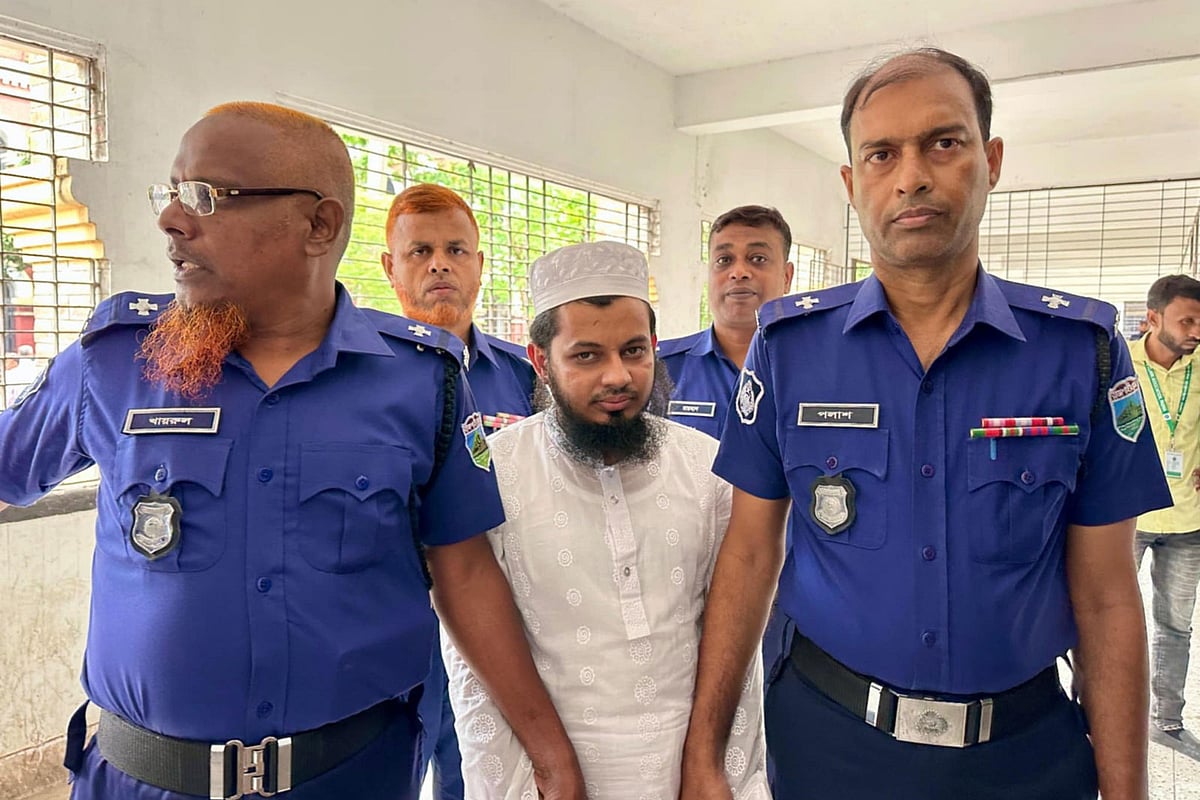 পাবনায় এক পরিবারের তিনজনকে হত্যার দায়ে দণ্ড পাওয়া তানভীর হোসেনকে কারাগারে নেওয়া হচ্ছে। আজ সোমবার বিকেলে অতিরিক্ত দায়রা জজ আদালত প্রাঙ্গণেছবি: প্রথম আলো