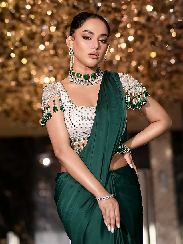 পান্না সবুজ শাড়ি ও ঝলমলে ব্লাউজে তমা মির্জা ফ্রেমবন্দী হয়েছেন একেবারে রাজকীয় আমেজে।