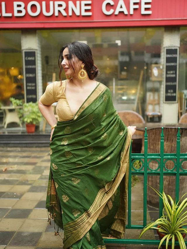 সোনালি পাড়ের অলিরঙা কাতানের সঙ্গে সোনালি ডিপনেক ব্লাউজ পরেছেন শ্রীজলা