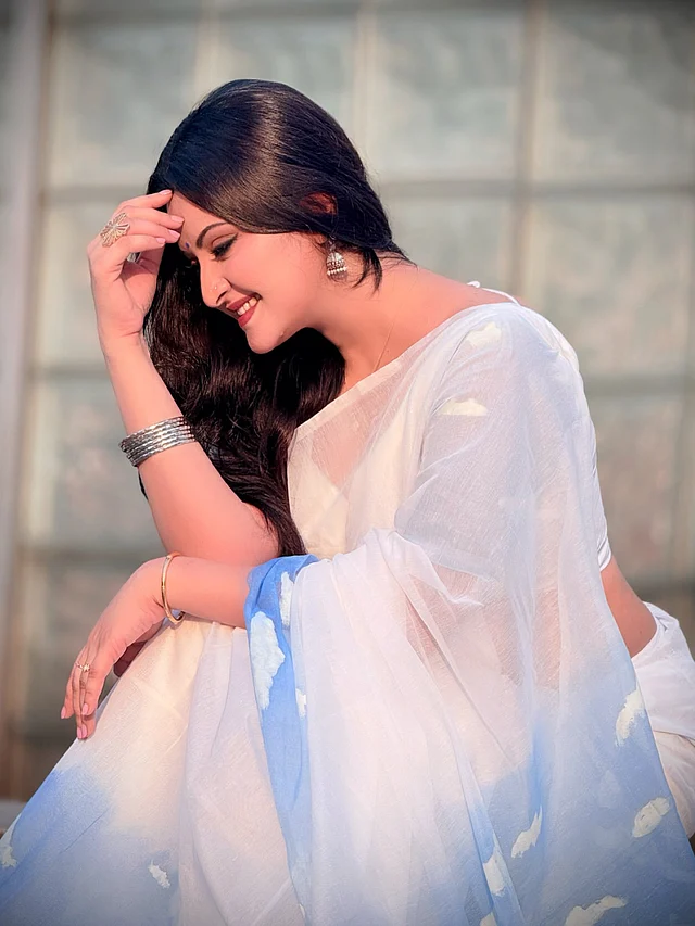 শাড়ির সঙ্গে খুব সুন্দর করে সেজেছেন তিনি। কপালে নীল টিপ আর চোখে কাজল। কানে পরেছেন অক্সিডাইসের ঝুমকা, দুই হাতে সিলভার-গোল্ডেন চুরি আর প্রজাপতি আংটি। বিশেষ আকর্ষণ কাড়ছে ছেঁড়ে রাখা কোমর বেয়ে নেমে আসা চুল।
