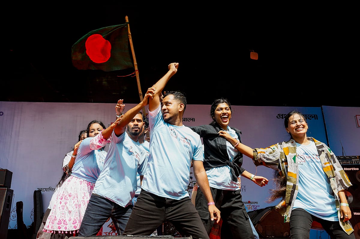 নৃত্য পরিবেশন করেন বন্ধুসভার বন্ধুরা। 