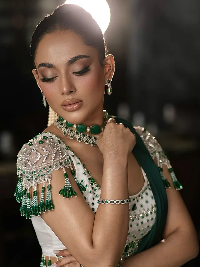 তমার পরা আকর্ষণীয় জুয়েলারিগুলোও জাহিদ খান ব্রাইডাল কালেকশনের। পান্না সবুজ পাথরের চোকার–নেকলেস, কানের দুল ও চুড়ি—সব মিলিয়ে জুয়েলারিতেও এসেছে এক বিশেষ আভিজাত্য।