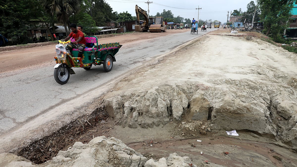 সড়কের ঠিক পাশে সৃষ্টি হয়েছে বড় গর্ত