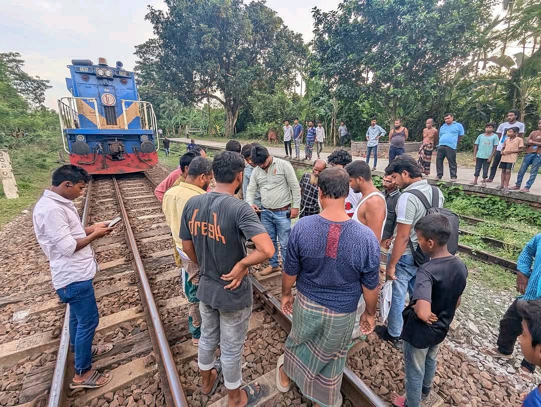 ভাঙা রেললাইন দেখে স্থানীয় লোকজন লাল কাপড় উড়িয়ে সংকেত দেন। এ সময় একটি ট্রেন থেমে যায়। আজ সোমবার সন্ধ্যায়ছবি: সংগৃহীত