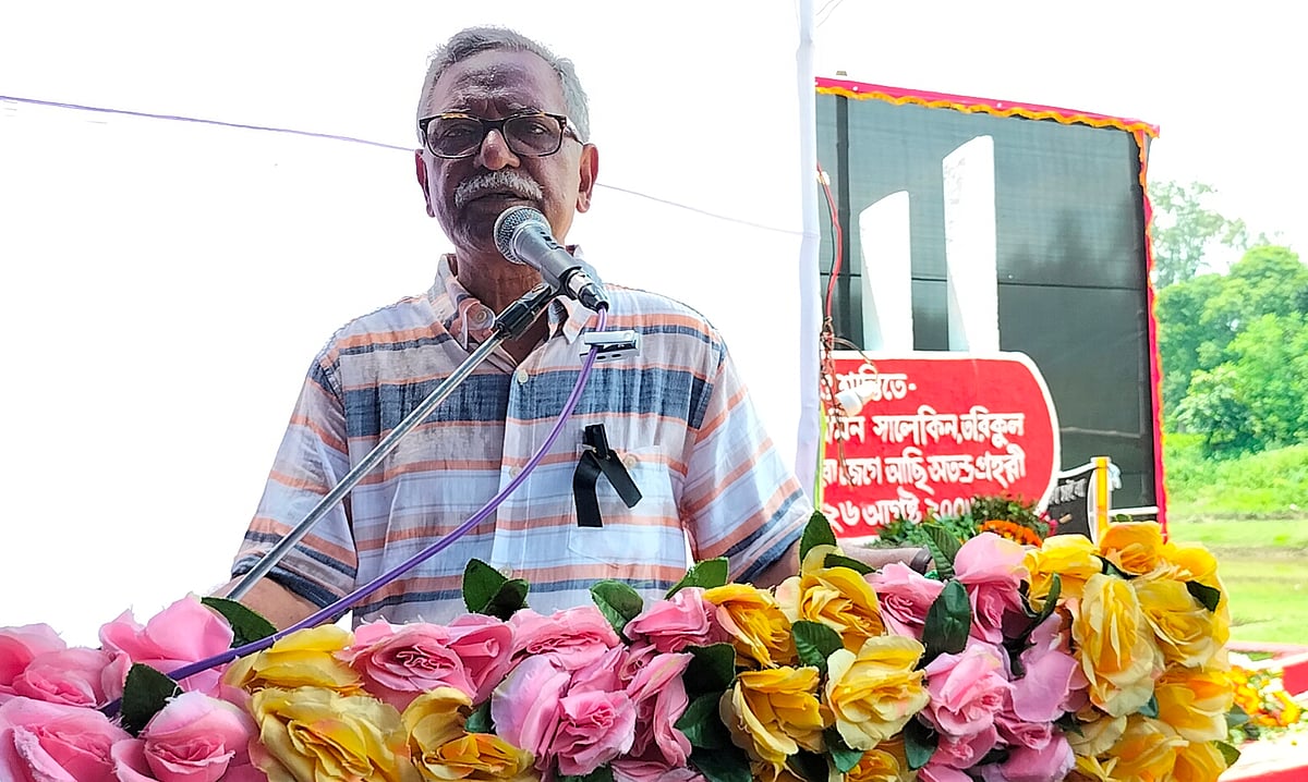 দিনাজপুরের ফুলবাড়ীতে কয়লাখনি–বিরোধী আন্দোলনে শহীদদের স্মরণে আলোচনা সভায় বক্তব্য দেন অধ্যাপক আনু মুহাম্মদ। মঙ্গলবার দুপুরে উপজেলার নিমতলা এলাকায়ছবি: প্রথম আলো