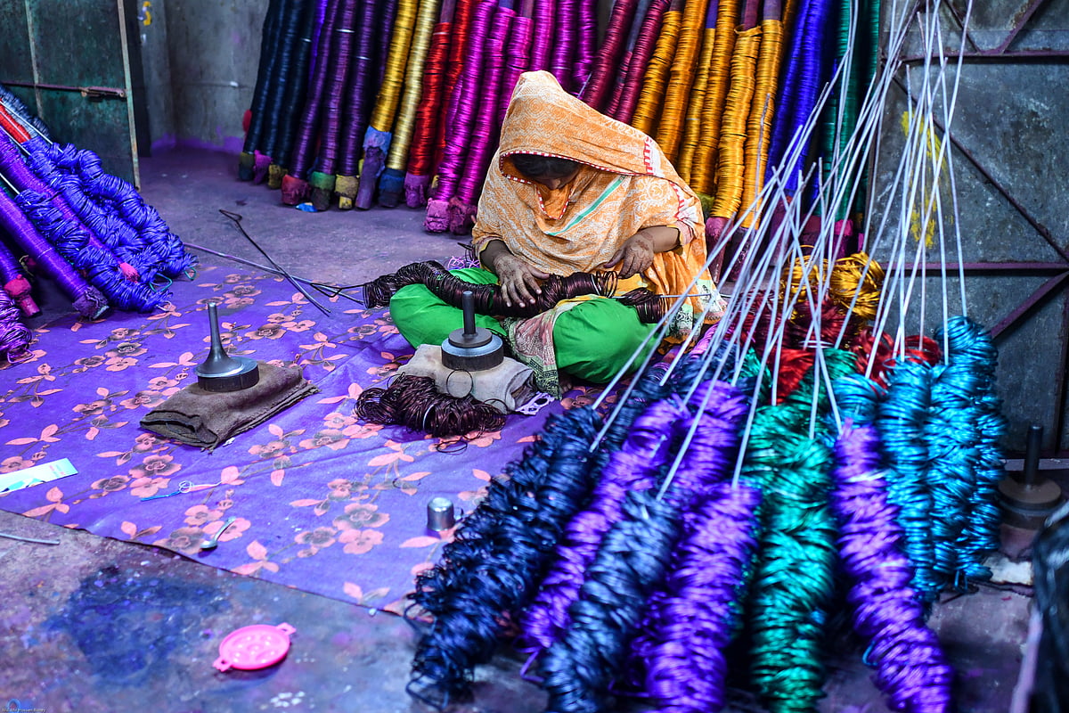 চুড়ি সমান করছেন এক নারী শ্রমিক।