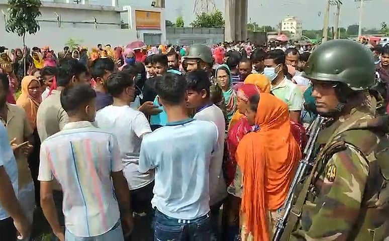 ধামরাইয়ে ক্ষতিপূরণের দাবিতে শ্রমিকদের বিক্ষোভ। আজ মঙ্গলবারছবি: প্রথম আলো