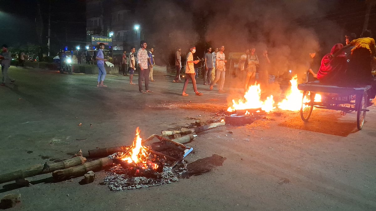 রাজশাহীতে টায়ার জ্বালিয়ে সড়ক অবরোধ করেন নর্থবেঙ্গল ইন্টারন্যাশনাল ইউনির্ভাসিটির শিক্ষার্থীরা। গতকাল সোমবার রাতে ঢাকা-রাজশাহী সড়কের নগরের চৌদ্দপায় এলাকায়ছবি: প্রথম আলো
