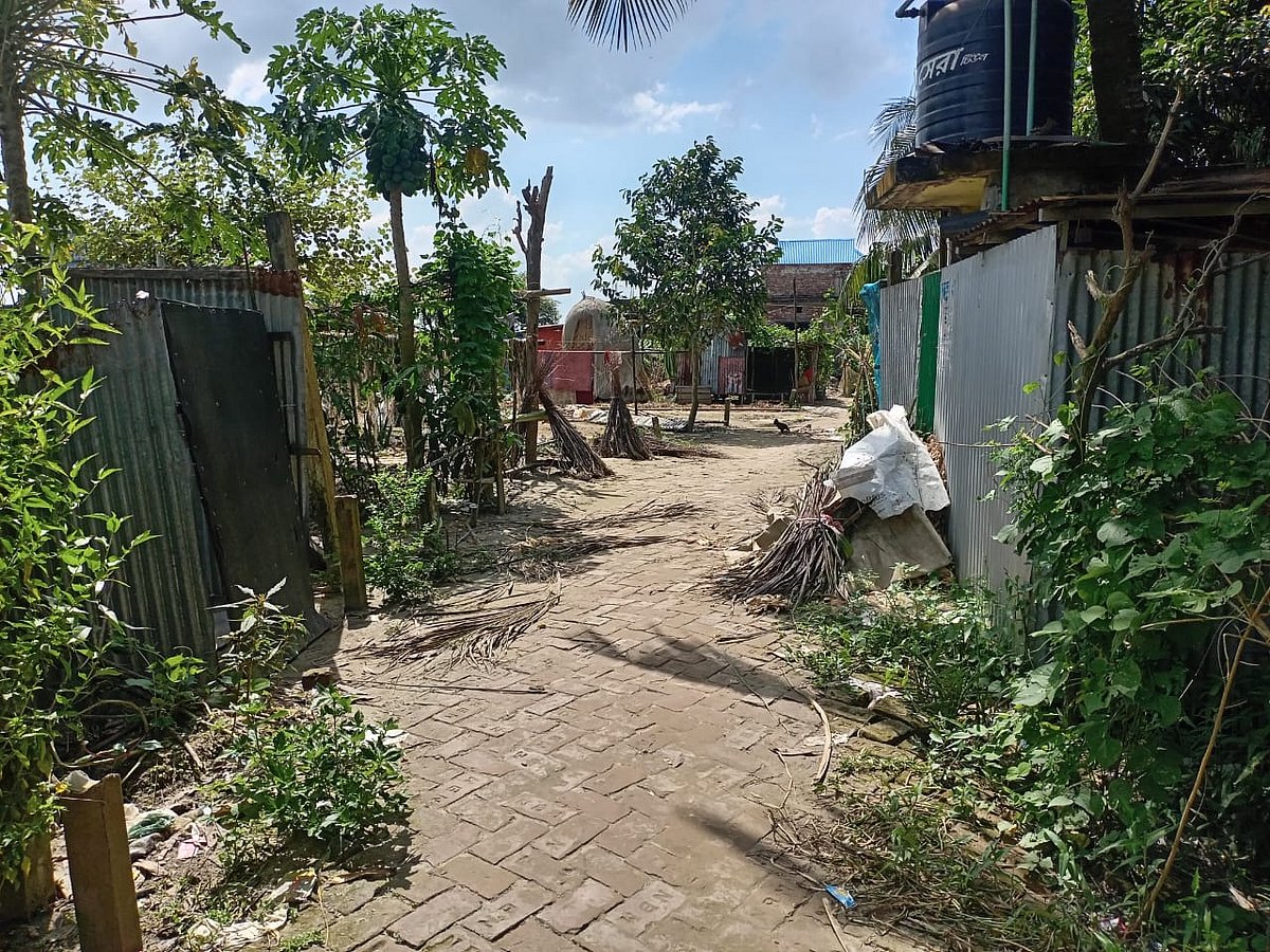 হামলার পর থেকে এলাকার পরিস্থিতি থমথমে। গ্রামের রাস্তাঘাট ও দোকানপাট মানুষশূন্য। মঙ্গলবার দুপুরে গজারিয়ার গুয়াগাছিয়া ইউনিয়নের জামালপুর গ্রামেছবি: প্রথম আলো