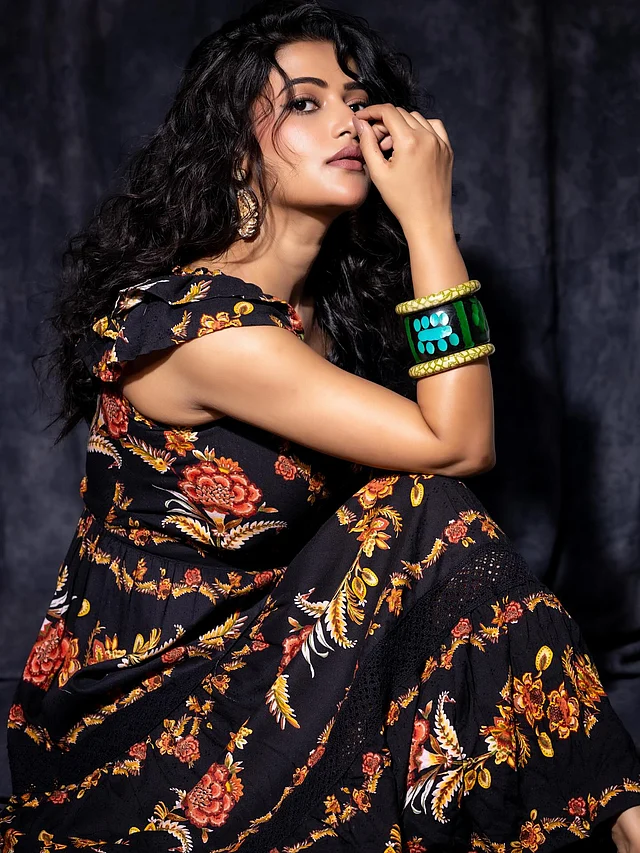 পরিপাটি সাজের বাইরে এই মেসি লুকে উষসী সত্যিই মোহনীয়