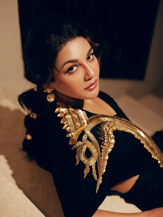 জয়ার সাজ আর কালো-সোনালি পোশাক মিলে সুপার গ্ল্যাম লুক বলা যায় একে