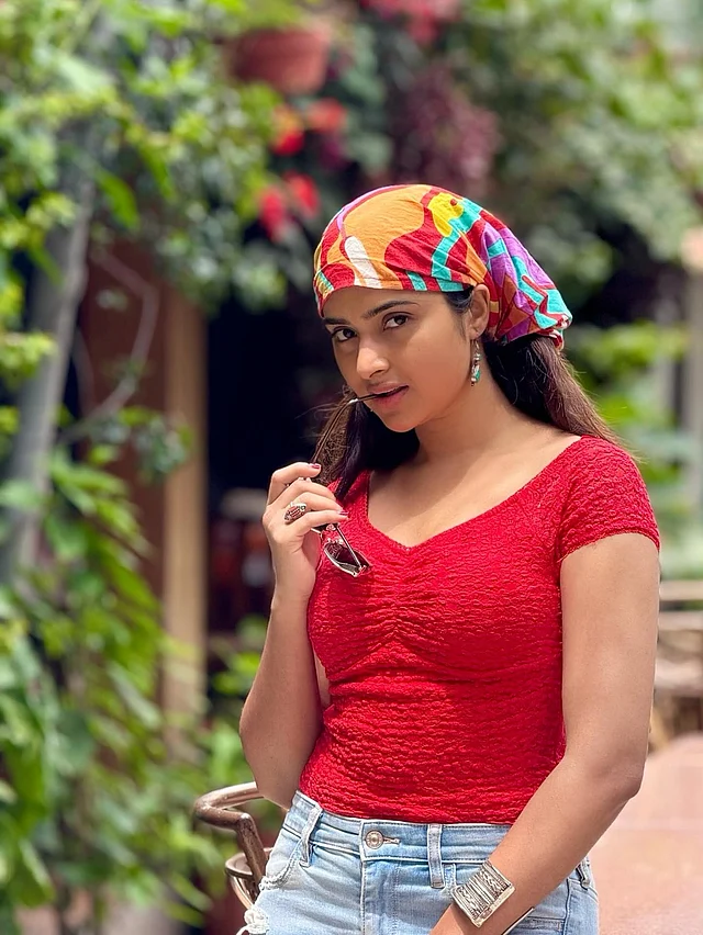 সবচেয়ে বেশি আকর্ষণ কাড়ছে মাল্টিকালার স্কার্ফ, যা তিনি ব্যান্ডেনা হিসেবে মাথায় পরেছেন। উজ্জ্বল রঙের স্কার্ফটি লুকে শুধু প্রাণবন্ততাই  যোগ করেনি, বরং দিয়েছে বোহো আমেজও। নব্বই দশকের সেই আইকনিক ব্যান্ডেনা স্টাইল আবারও ফিরে এসেছে সমসাময়িক ফ্যাশনে, আর কেয়া সেটিকে নতুন মাত্রা দিয়েছেন।