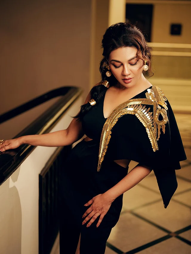 মূল আকর্ষণ এর ঝলমলে সোনালি স্টেটমেন্ট এমবেলিশমেন্ট করা শর্ট জ্যাকেট