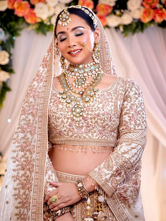 অত্যন্ত জমকালো কারুকাজ করা এই লেহেঙ্গা ও ওড়নায় আছে মাচিং এমবেলিশমেন্ট। এতে গোটা পাত্তি, জরী ও থ্রেড এমব্রয়ডারি করা। 