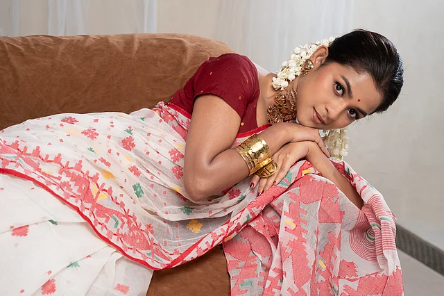 কল্পনার প্রেয়সী এখানে বেলিফুলের মালা জড়িয়েছেন হাতখোঁপায়। আপনমনে নিজের মতো করেই সেজেছেন 