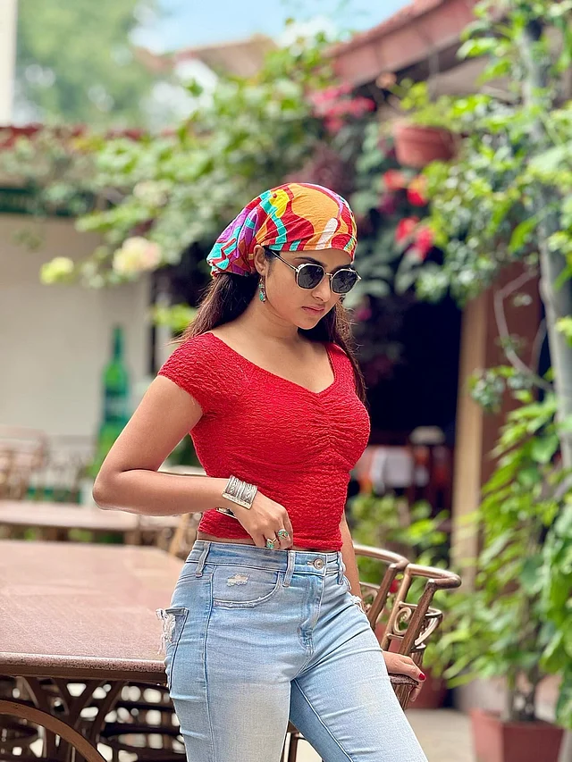 সঠিক অ্যাক্সেসরিজ আর রঙের খেলাতেই লুক পায় ভিন্ন মাত্রা। এই রোদ–এই বৃষ্টির এমন দিনে কেয়ার এই বোহো আমেজের লুকটি অনুপ্রেরণা হতে পারে আপনারও। 