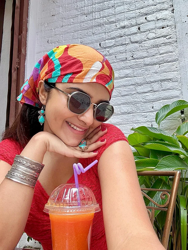 চোখে রেট্রো স্টাইলের সানগ্লাস আর কানে টারকোয়িজ ব্লু রঙের দুল পরেছেন কেয়া। হাতে শোভা বাড়িয়েছে আংটি আর সিলভার ব্রেসলেট।