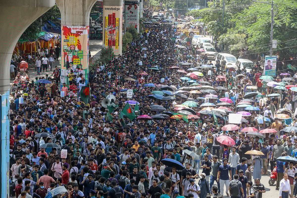 তিন দফা দাবিতে দ্বিতীয় দিনের মতো শাহবাগ মোড় অবরোধ করে বিক্ষোভ করেন প্রকৌশলের শিক্ষার্থীরা।