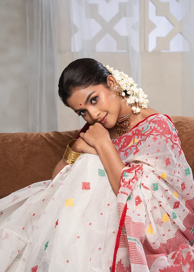 প্রিয়ার রূপে 'দিল' ফাঁসিয়ে নিজেকে আষ্টেপিষ্ঠে সমর্পণের আকুতি দেখি আমরা নজরুলের গানে
