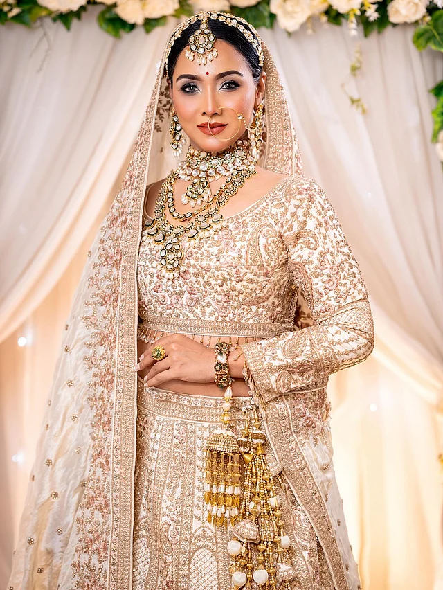 পুরো ব্রাইডাল লুকে পূর্ণতা দিয়েছে ম্যাচিং কালিরাযুক্ত চুড়ি