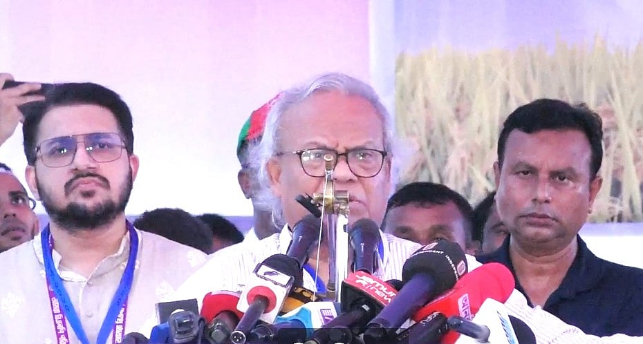 জামালপুরের দেওয়ানগঞ্জে অর্থসহায়তা প্রদান অনুষ্ঠানে বক্তব্য দিচ্ছেন বিএনপির জ্যেষ্ঠ যুগ্ম মহাসচিব রুহুল কবির রিজভী। বুধবার বিকেলে দেওয়ানগঞ্জ গার্লস হাইস্কুল মাঠেছবি: প্রথম আলো