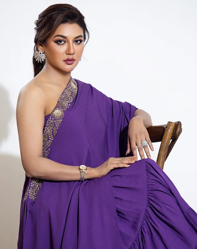 গাউনের পুরো প্যাটার্ন বোঝা না গেলেও পার্পল এই আউটফিটের ওয়ান শোল্ডার ডিজাইনে দারুণ আকর্ষণীয় লাগছে জয়াকে।