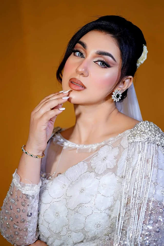 জাঁকজমক সাদা শাড়ির লুকে অপ্সরার মতোই লাগছে অপুকে। করেছেন সফট গ্ল্যাম মেকআপ