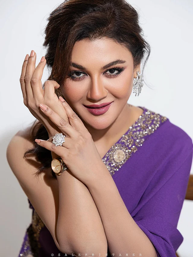 ম্যাচিং দুল আর আংটি ঝিকিমিকি দ্যুতি ছড়াচ্ছে। লাক্স সুপারস্টারের অনুষ্ঠানে মেন্টর হিসেবে এভাবেই নিজেকে উপস্থাপন করেছেন জয়া 