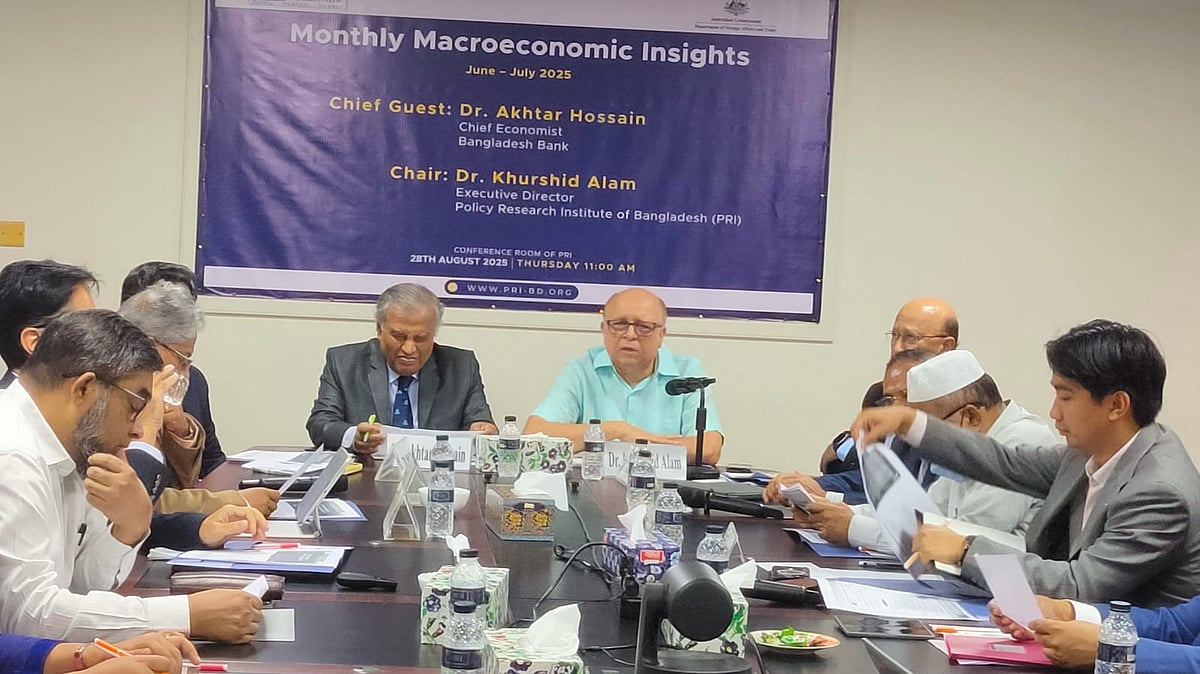 আজ পিআরআইয়ের সেমিনারে প্রধান অতিথি বাংলাদেশ ব্যাংকের প্রধান অর্থনীতিবিদ মোহাম্মদ আখতার হোসেনসহ অন্য অতিথিরাছবি- প্রথম আলো
