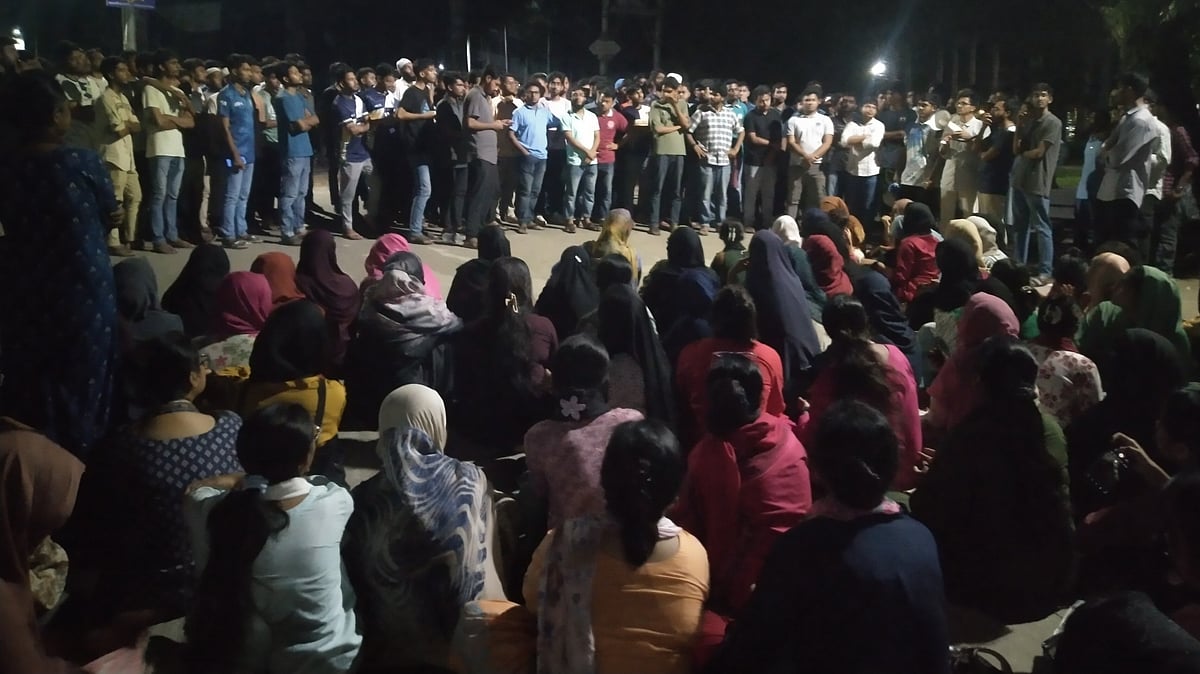 বিশ্ববিদ্যালয়ের উপাচার্যের বাসভবনের সামনে সড়ক অবরোধ করেন শিক্ষার্থীরা। গতকাল বুধবার রাতেছবি: প্রথম আলো