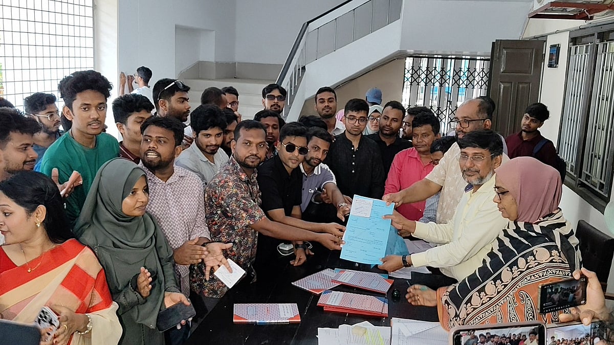 মনোনয়নপত্র সংগ্রহ করছেন ছাত্রদলের নেতা-কর্মীরা। আজ বৃহস্পতিবার বিকেলে রাকসুর কোষাধ্যক্ষের কার্যালয়েছবি: প্রথম আলো