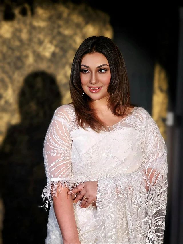 সিকুইন সজ্জিত সাদা শাড়ির সঙ্গে স্ট্রেইট হেয়ারস্টাইলে অন্য রকম লাগছে অপুকে। 