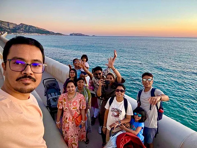 বন্ধুদের সঙ্গে ভূমধ্যসাগরের তীরে