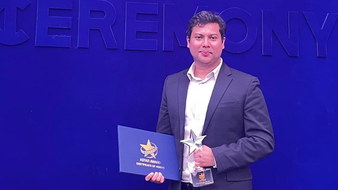 পুরস্কার হাতে ইকবাল হোসাইন চৌধুরী। ছবি: পরিচালকের সৌজন্যে