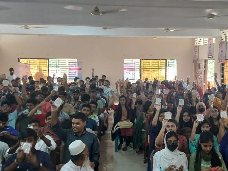 নেত্রকোনায় আজ বৃহস্পতিবার শিখো-প্রথম আলো কৃতী শিক্ষার্থী সংবর্ধনার আয়োজন করা হয়। আজ সকালে শহরের মোক্তারপাড়া এলাকায় পৌর মিলনায়তনেছবি: প্রথম আলো