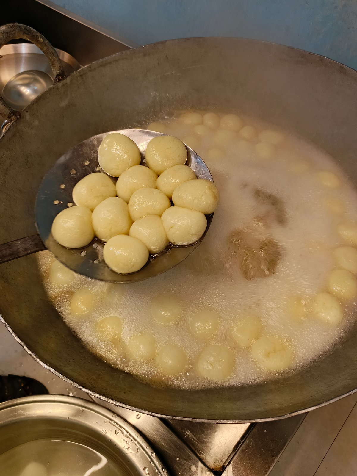 ডুবোতেলে ভাজা হচ্ছে রসগোল্লা