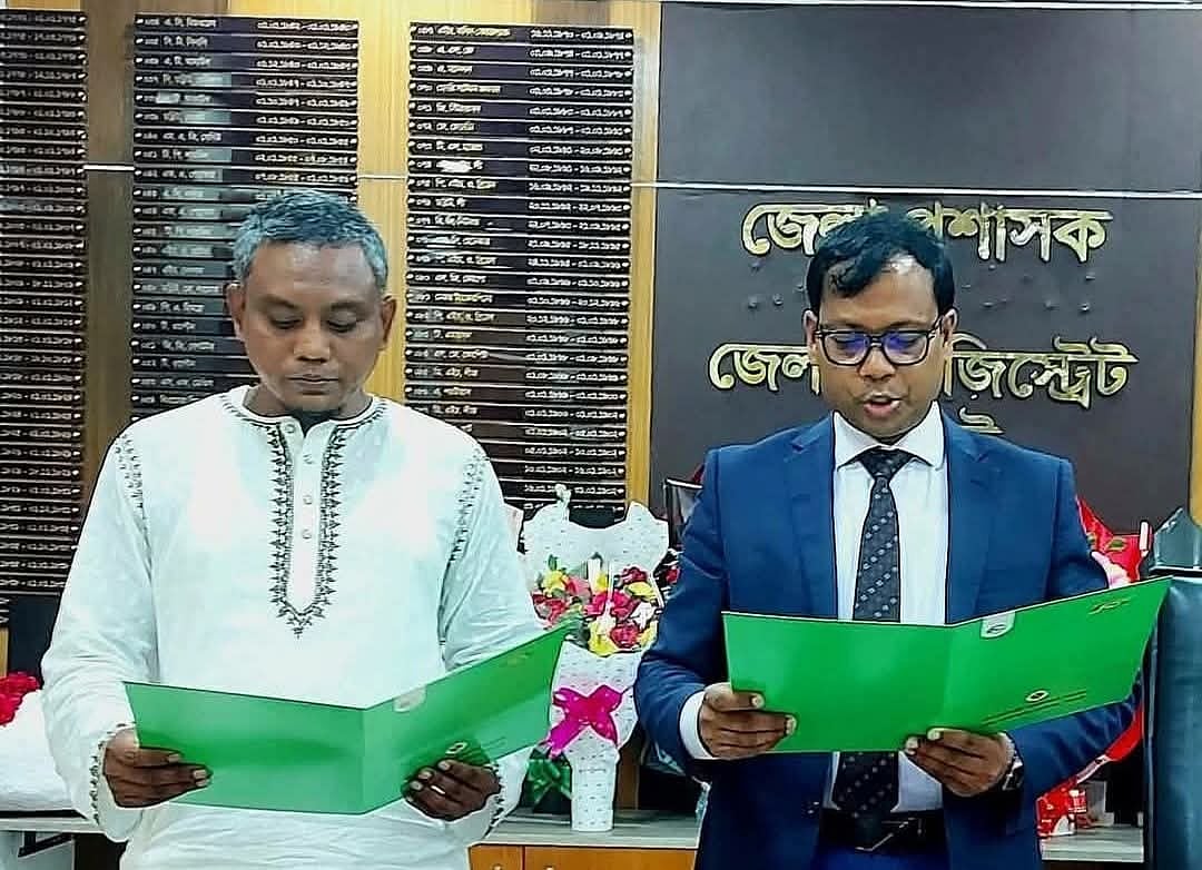 সিলেটের বালাগঞ্জ সদর ইউপি চেয়ারম্যান হিসেবে শপথবাক্য পাঠ করেন আবদুল মুনিম। গতকাল বুধবার বিকেলে সিলেট জেলা প্রশাসক কার্যালয়েছবি: প্রথম আলো