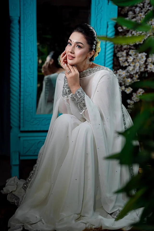এই লুকেও তাঁকে দেখা যাচ্ছে সাদা আনারকলির স্নিগ্ধ সাজে। পোশাকের রুপালি কারুকাজ, পাড়—সবই নজরকাড়া। এর সঙ্গে খোঁপায় ফুল বেশ শোভা বাড়িয়েছে লুকে