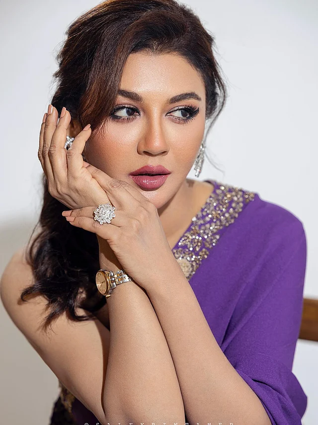 হাতে ঘড়ি পরেছেন জয়া সোনালি চেইনের। ক্ল্যাসিক ব্যাংসে কপার হাইলাইটস। কিছুটা মেসি পনিটেইলের আমেজ হেয়ারস্টাইলে