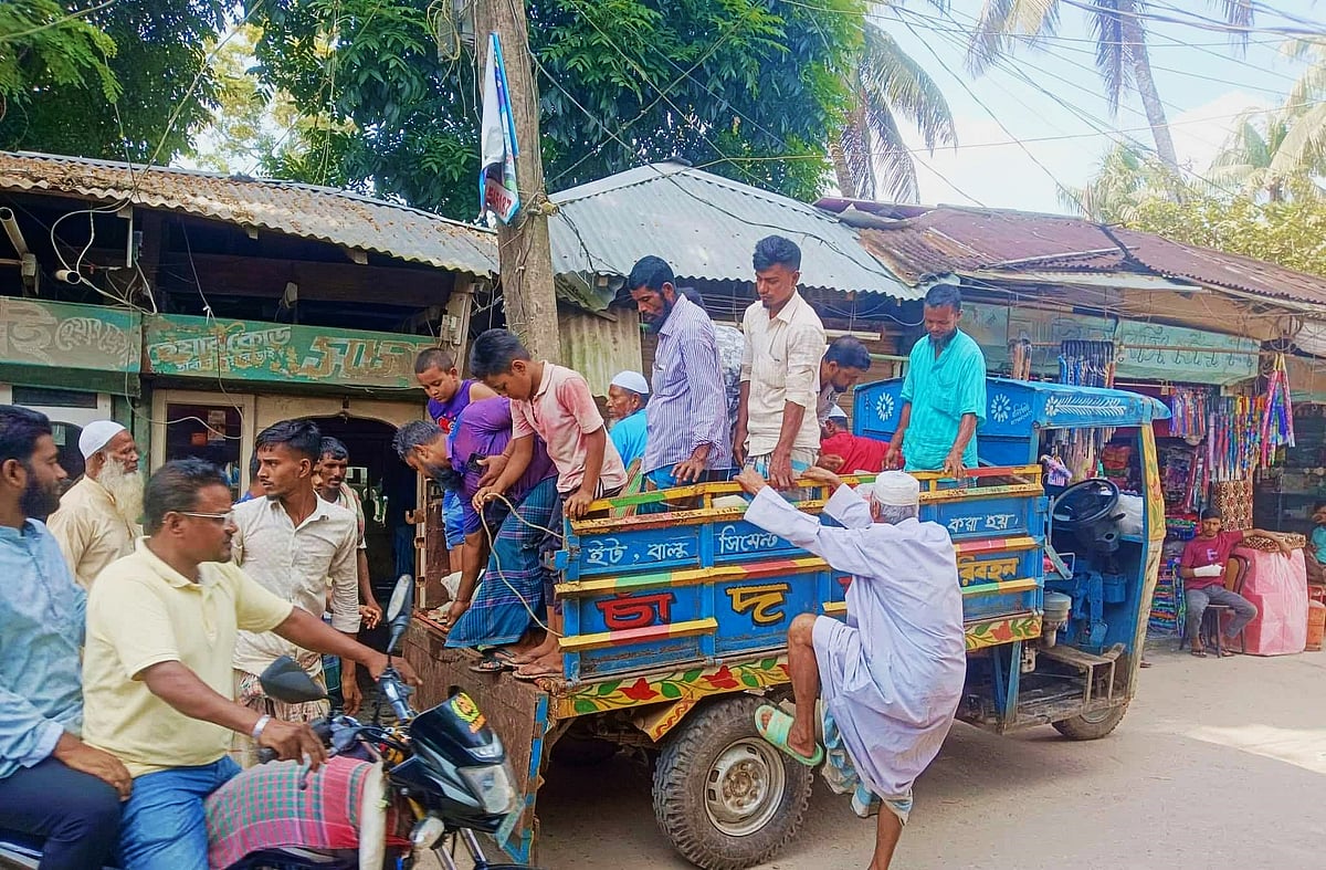 বিদ্যুৎ না থাকায় ব্যাটারিচালিত রিকশা-ইজিবাইক বন্ধ। তাই মানুষের যাতায়াতের বাহন পণ্য পরিবহনে ব্যবহৃত শ্যালো ইঞ্জিনচালিত ঝুঁকিপূর্ণ টমটম। আজ শুক্রবার সকালে মেহেন্দীগঞ্জ উপজেলার সদর পাতারহাট বন্দরেছবি: প্রথম আলো