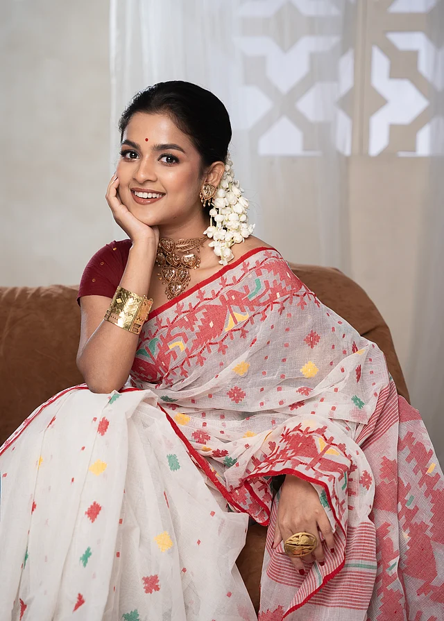 প্রেয়সীর কেশরাজি নজরুলকে বড় টানে। খোঁপার বাঁধন আলগা হতেই দিল ফেসে যাওয়ার মহাবিপদসংকেত পান তিনি
