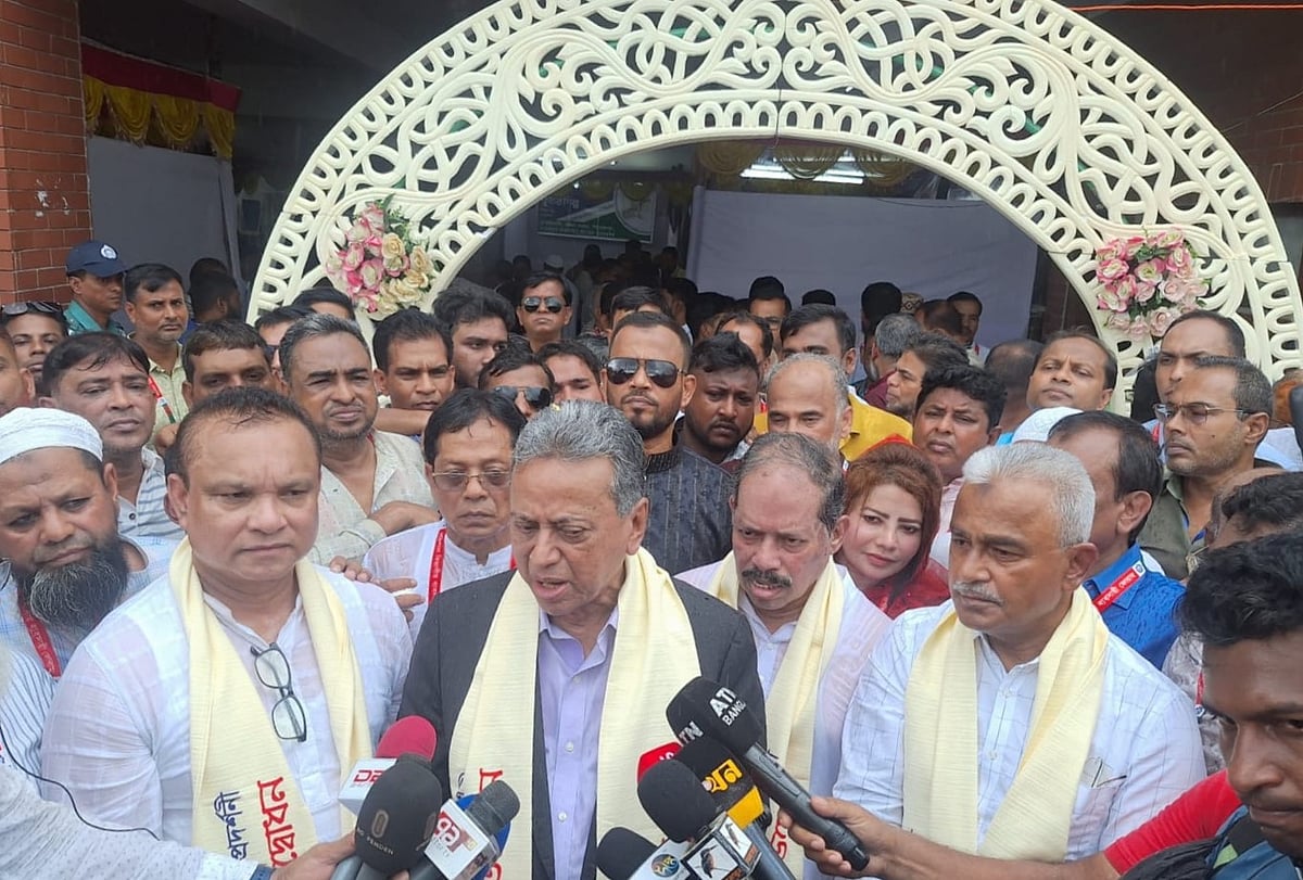 বরিশালে ক্ষুদ্র ও কুটির শিল্প মেলা উদ্বোধনের পর সাংবাদিকদের সঙ্গে কথা বলছেন আমীর খসরু মাহমুদ চৌধুরী। শুক্রবার বেলা সাড়ে ১১টার দিকে জেলা শিল্পকলা একাডেমিতেছবি: প্রথম আলো