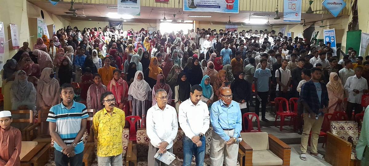 নোয়াখালীতে এসএসসি ও সমমানের পরীক্ষায় জিপি এ ৫ পাওয়া শিক্ষার্থীদের সংবর্ধনা অনুষ্ঠানে অতিথি, শিক্ষার্থী ও অভিভাবকেরা। আজ সকালে জেলা সদর মাইজদীর শিল্পকলা একাডেমিতেছবি: প্রথম আলো