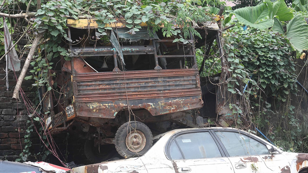 বছরের পর বছর পড়ে থেকে জরাজীর্ণ অবস্থা টেম্পুটির