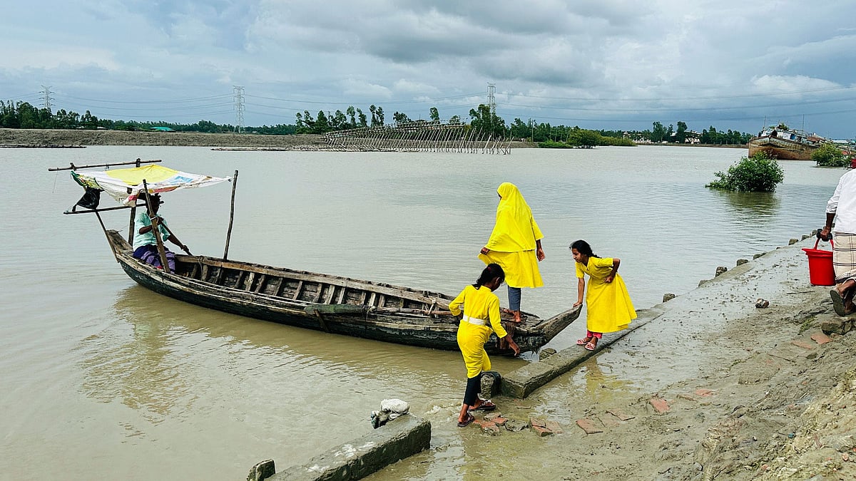 বিদ্যালয়ে যেতে নৌকায় উঠছে শিক্ষার্থীরা। গত বুধবার রাজাখালী ইউনিয়নের ভাঁখালী এলাকায়ছবি: প্রথম আলো